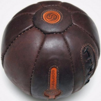 Мяч набивной для кроссфита 25 кг, натуральная кожа, диаметр 35 см, черный/коричневый