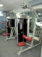 Тяга сверху с разведением с технологией FAD, весовой стек 310ф, MLM-300 AeroFit