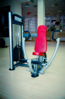 Жим от груди со сведением, рычаг снизу 275ф. AeroFit IT9301