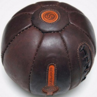 Мяч набивной для кроссфита 12 кг, натуральная кожа, диаметр 35 см, черный/коричневый