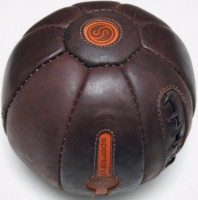 Мяч набивной для кроссфита 19 кг, натуральная кожа, диаметр 35 см, черный/коричневый